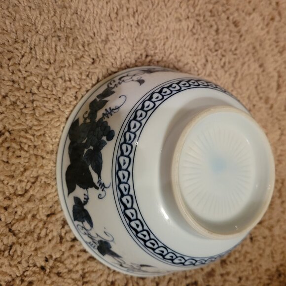 Vintage Japanese Porcelain Grape Leaf Rice Bowl - Picture 3 of 4